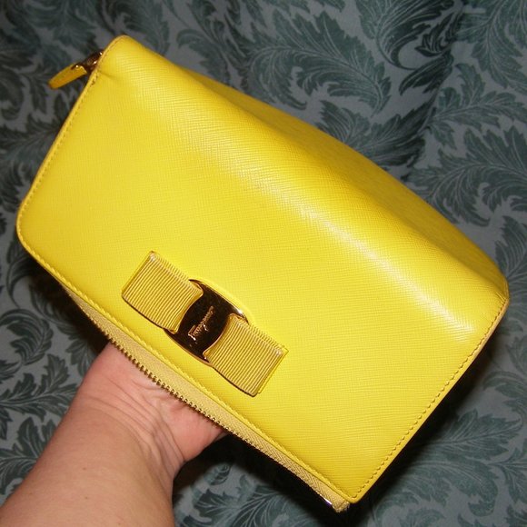 💛 SALVATORE FERRAGAMO Yellow Zip Wallet in Saffiano Leather - Picture 5 of 17